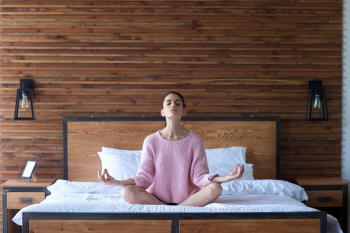 睡眠前に瞑想する女性